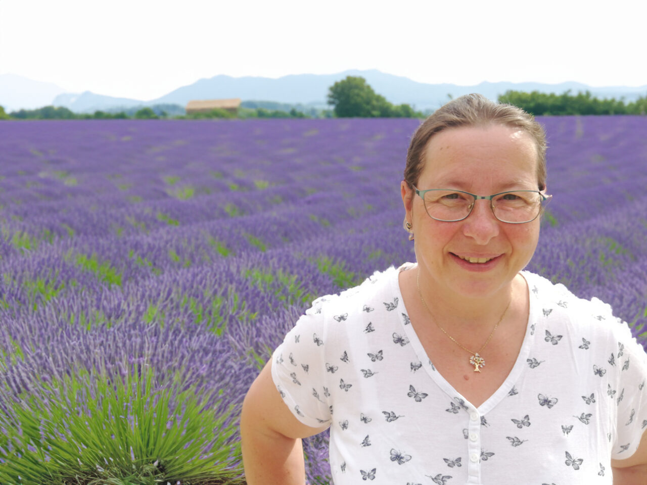 Regina Preininger – Aromapraktikerin und Myrrhophore im Lavendelfeld