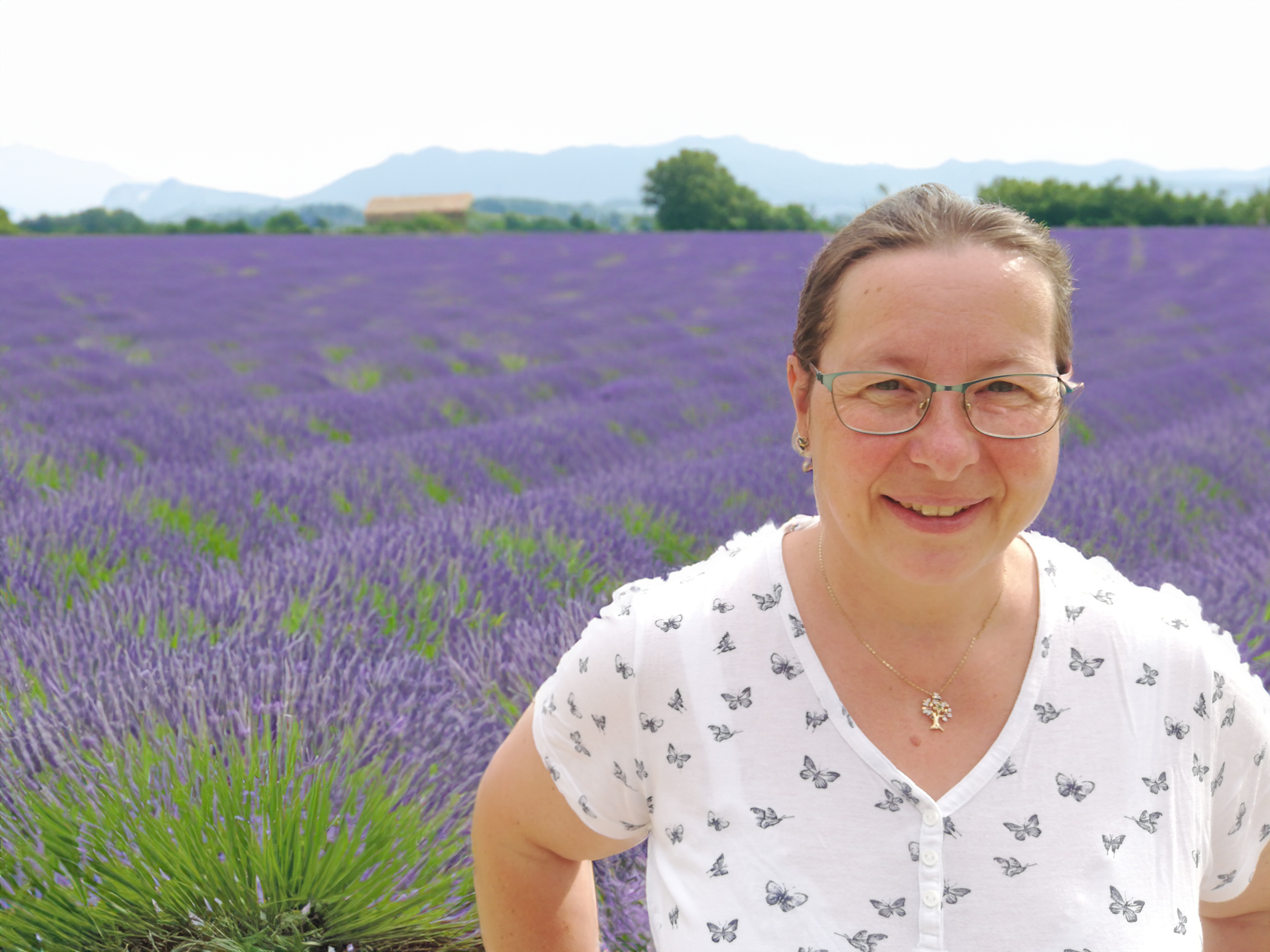 Regina Preininger im Lavendelfeld – Aromapraktikerin mit Leidenschaft für ätherische Öle